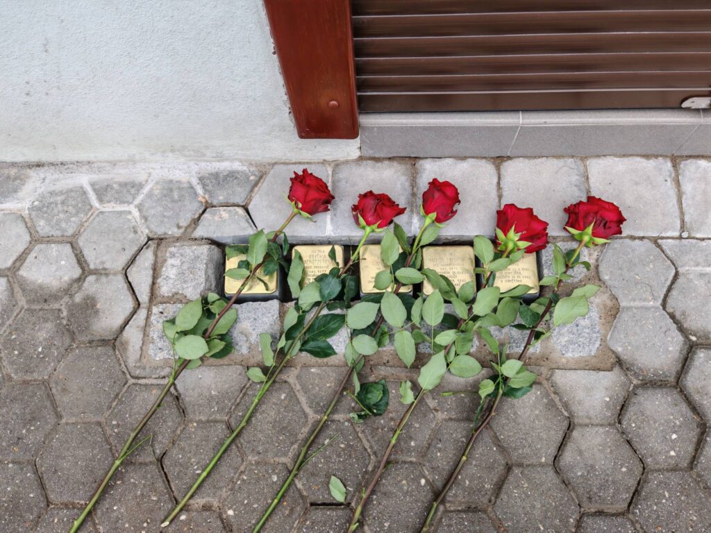 Blovice nezapomínají: Byli jsme u položení Kamenů zmizelých za oběti holocaustu