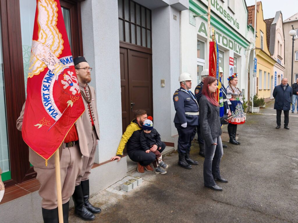 Blovice nezapomínají: Byli jsme u položení Kamenů zmizelých za oběti holocaustu