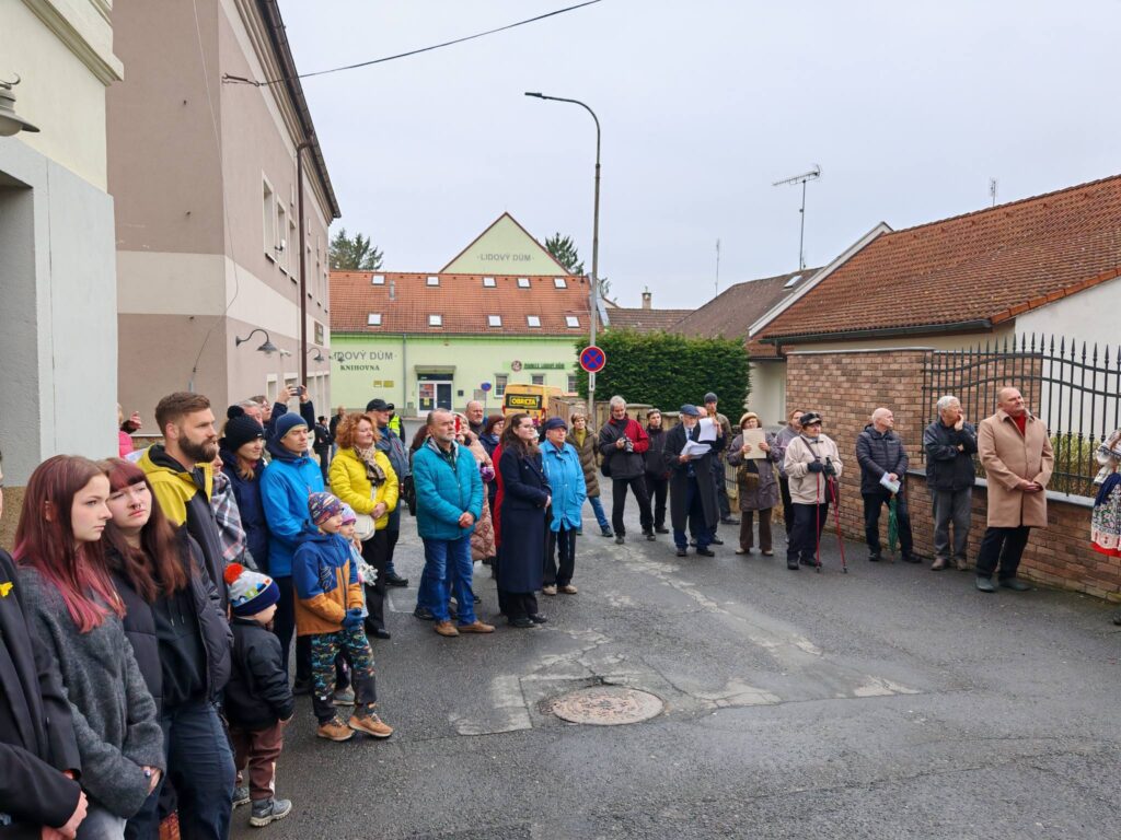 Blovice nezapomínají: Byli jsme u položení Kamenů zmizelých za oběti holocaustu