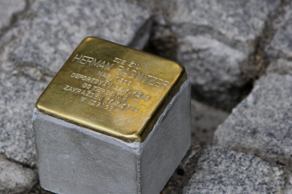 Blovice nezapomínají: Byli jsme u položení Kamenů zmizelých za oběti holocaustu